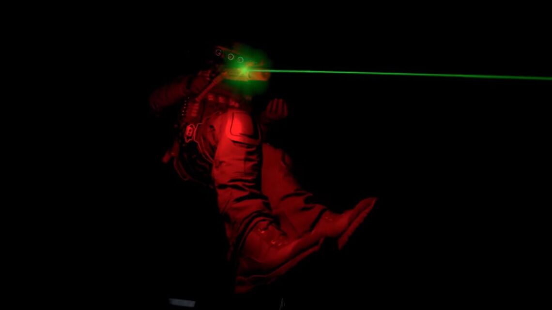 Modern-Warfare-3-Operator-Kills-Soldier-being-lowered-by-rope-in-the-dark